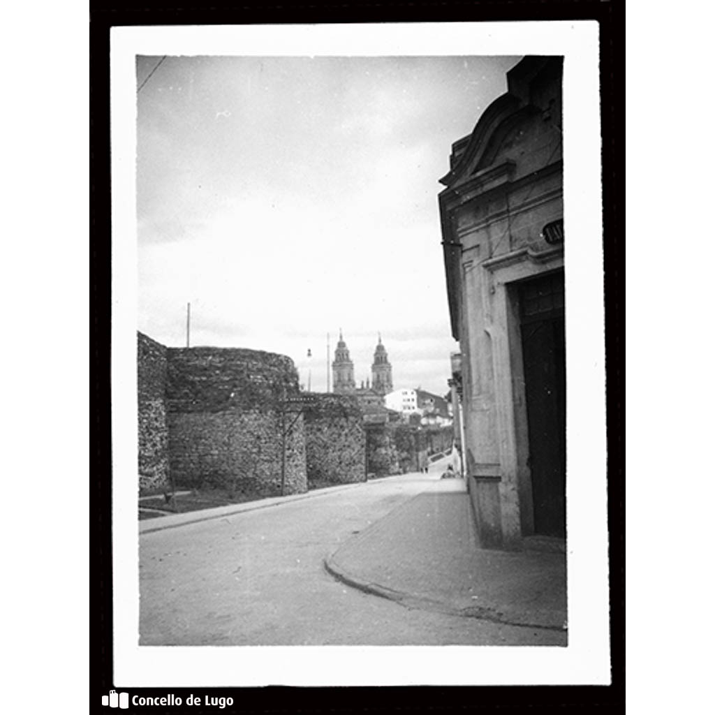 Vista da Muralla Romana de Lugo dende o antigo cuartel de bombeiros ata Porta Miñá