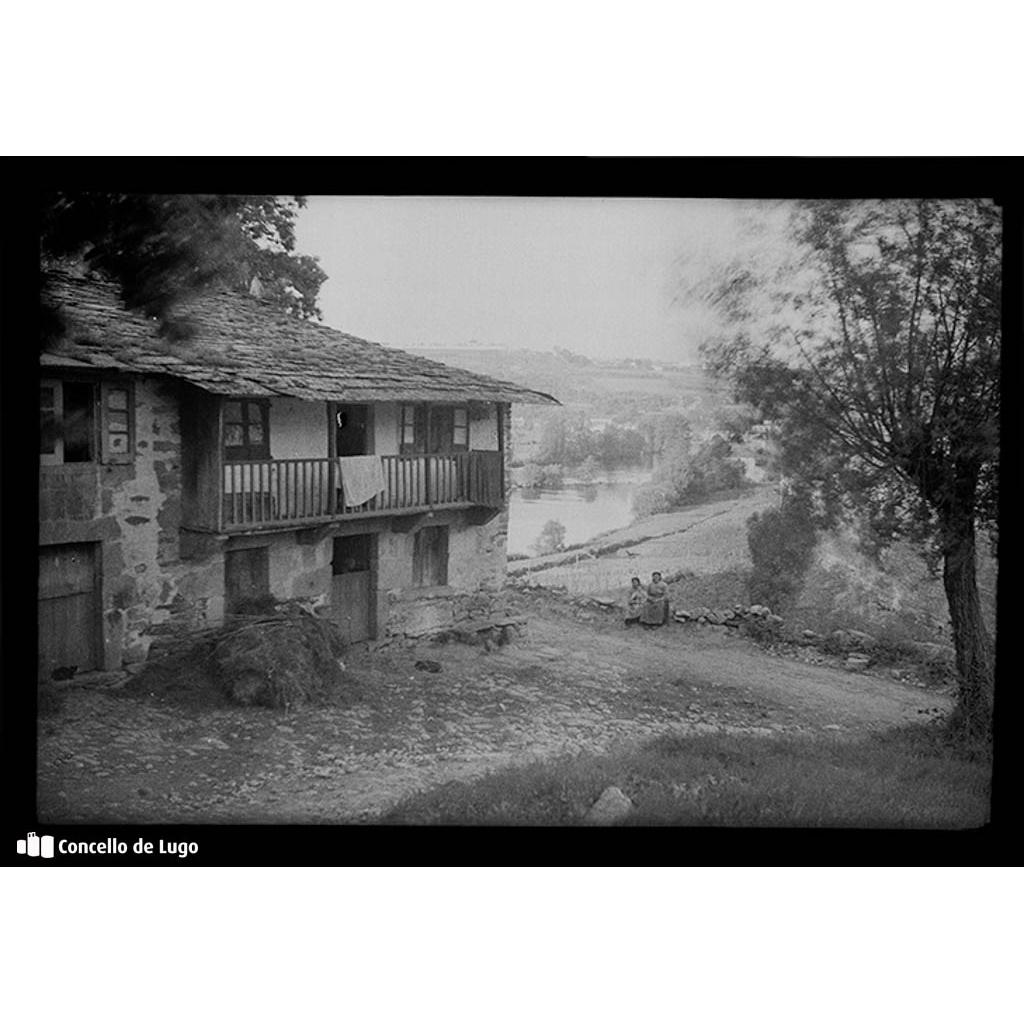 Arredores de Lugo. Casa con galería nunha contorna rural