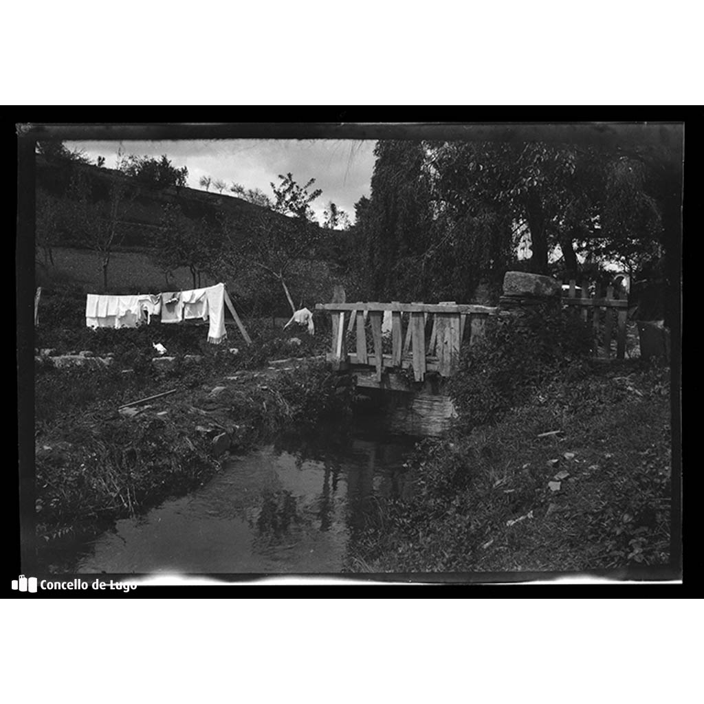 Arredores de Lugo. Pasarela de madeira sobre o río