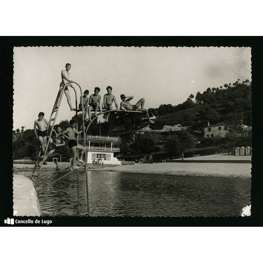 Club Fluvial de Lugo. Retrato de bañistas nun trampolín