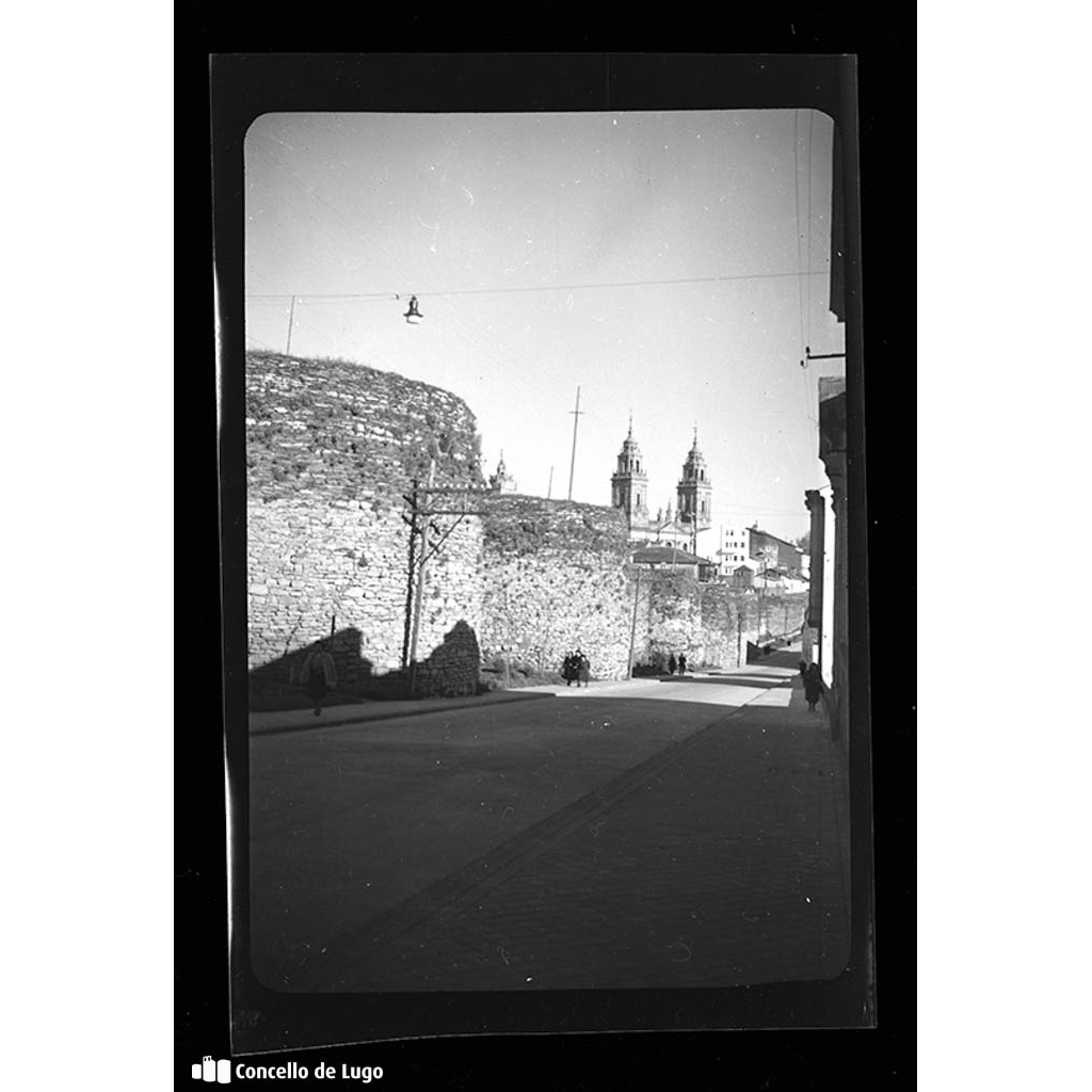 Ronda da Muralla coas torres da Catedral de Lugo ao fondo