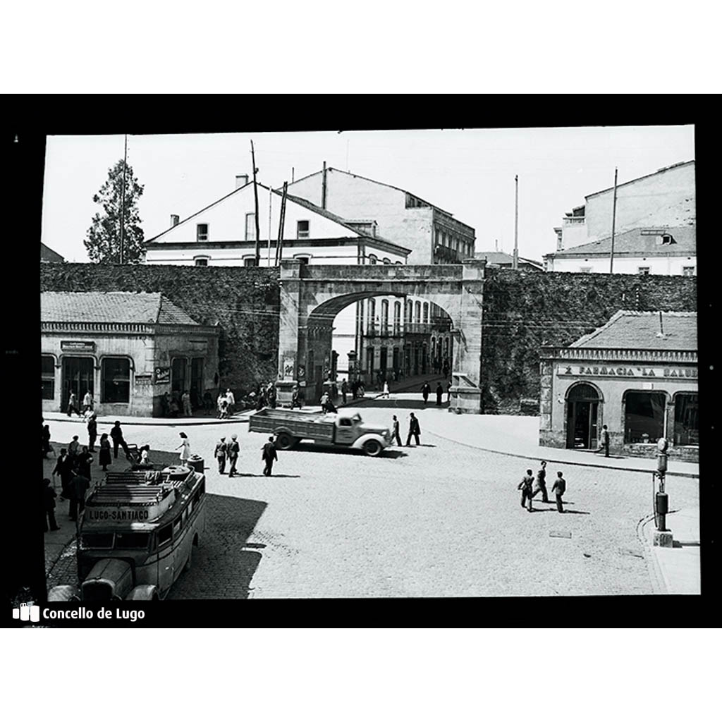 Muralla Romana de Lugo. Vista da Porta da Estación, desde o exterior