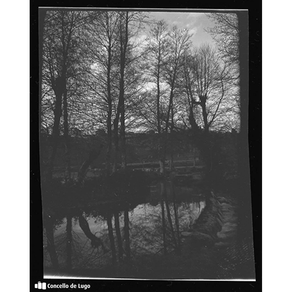 Paisaxe de inverno, con reflexos no río Rato