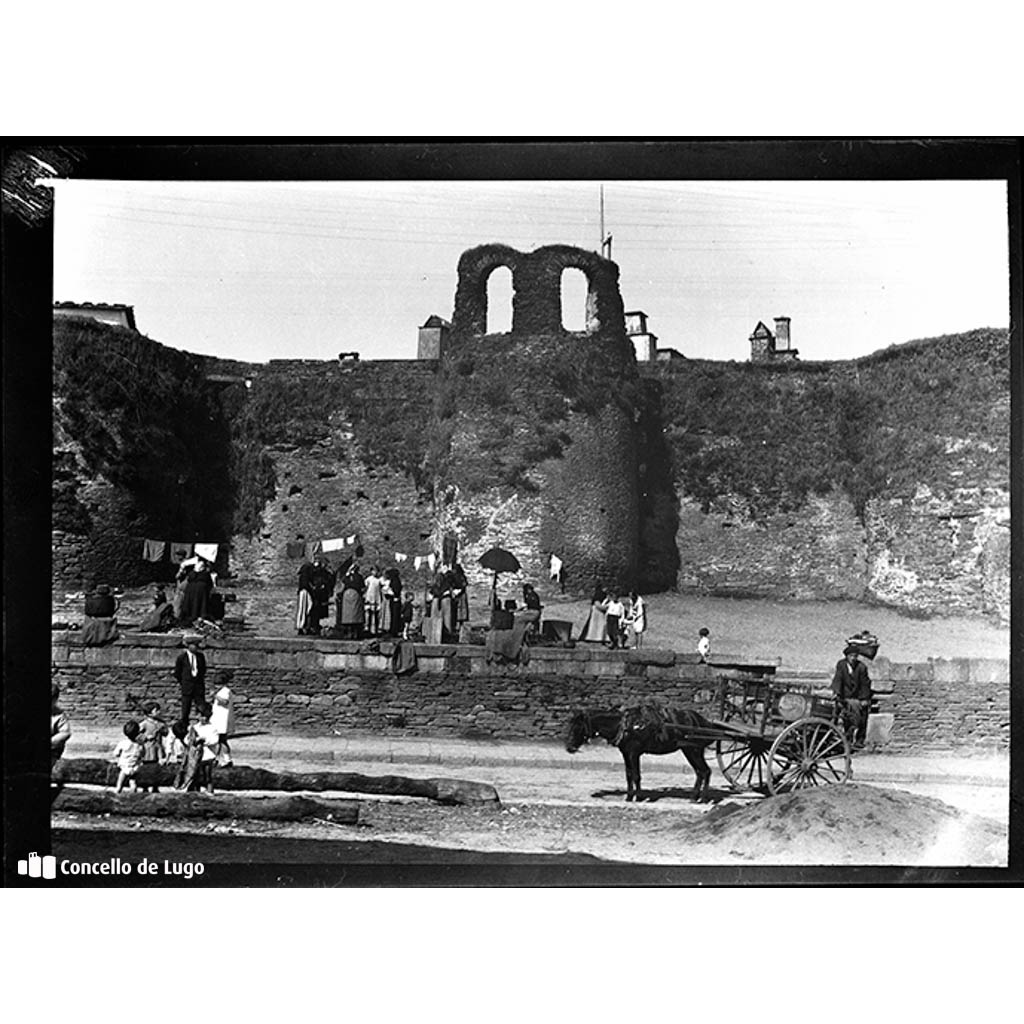 Muralla Romana de Lugo. Vista da Mosqueira con postos polbo