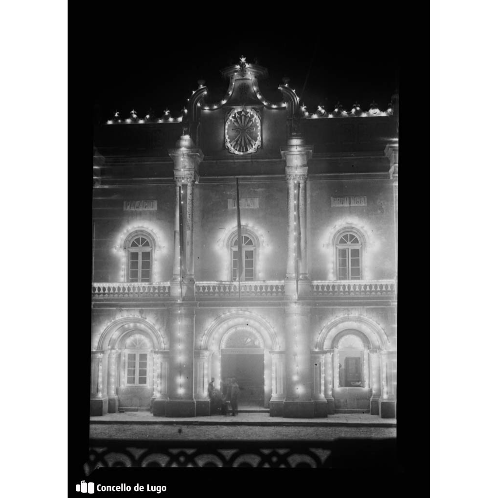 San Froilán de 1947. Fachada da Deputación Provincial de Lugo iluminada