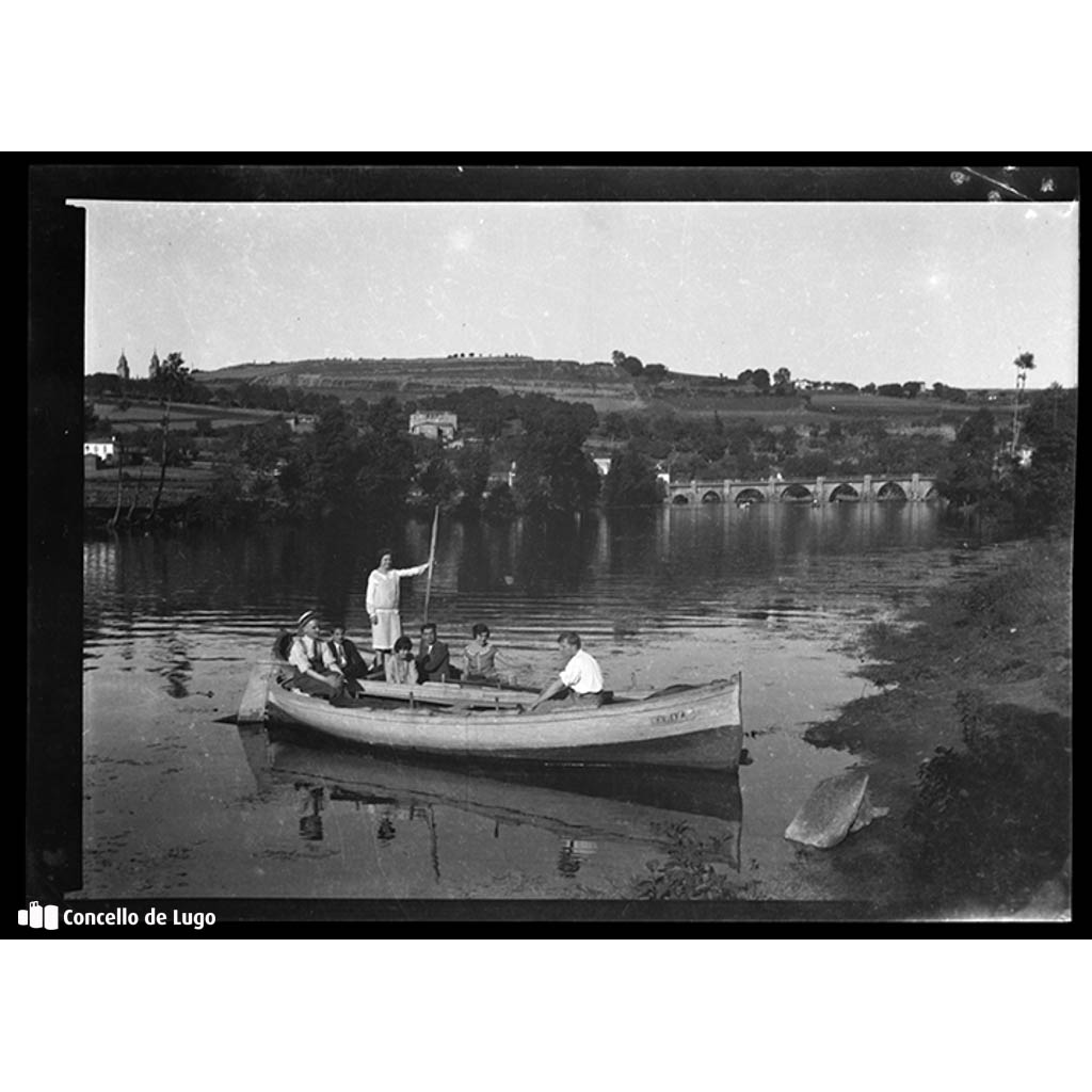 Familia de Antonio Fernández Márquez navegando no Río Miño nunha barca. Lugo