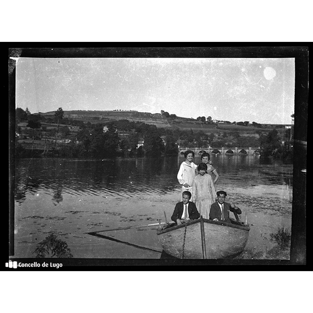 Familia de Antonio Fernández Márquez navegando no Río Miño nunha barca. Lugo