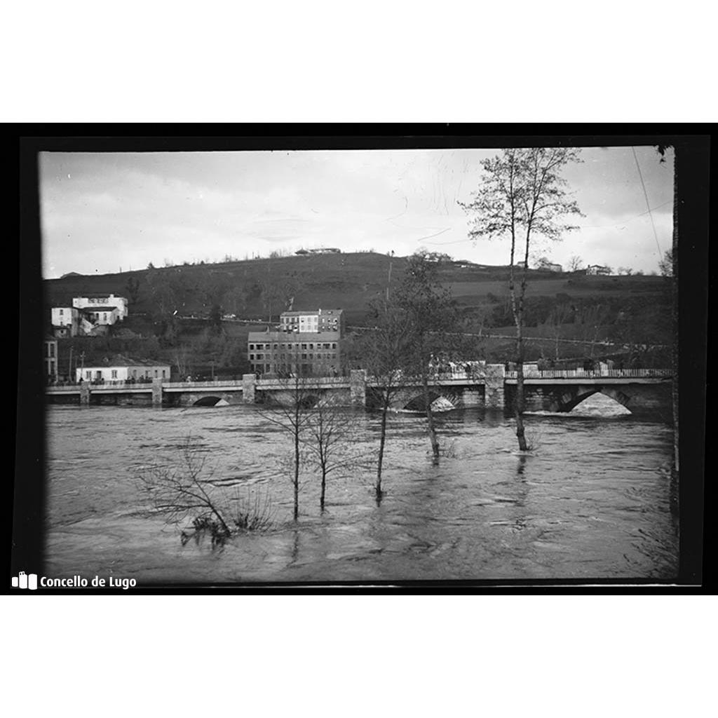 Vista da Ponte Romana afectada pola crecida do río Miño