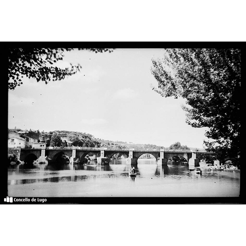 Vista do Río Miño cunha barca e da Ponte Vella desde o Balneario de Lugo