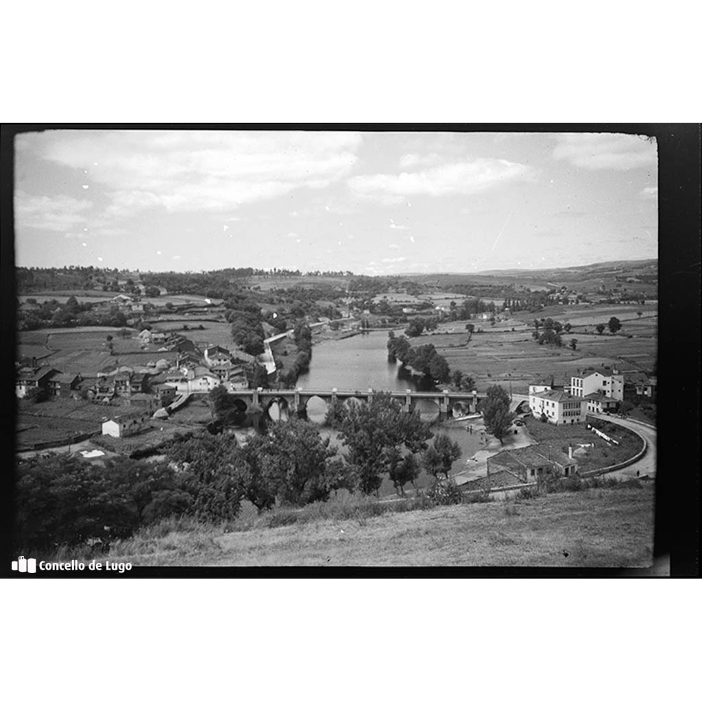 Río Miño. Vista do Barrio de San Lázaro e a Ponte Vella