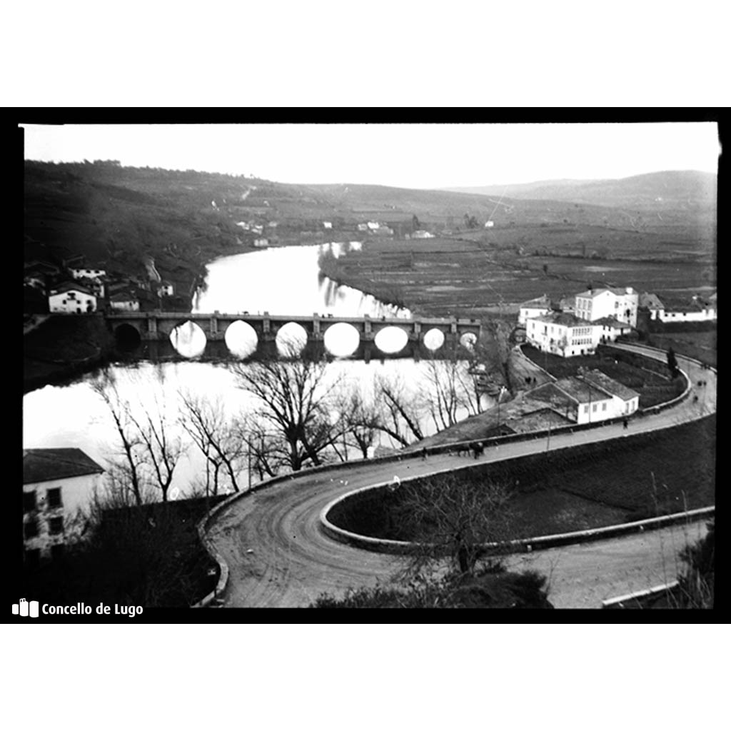 Río Miño. Vista do Barrio de San Lázaro e a Ponte Vella