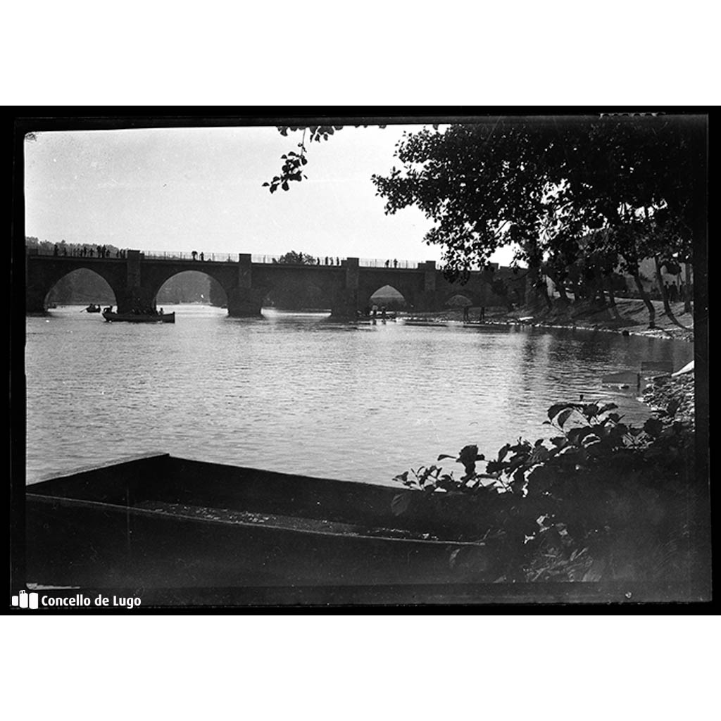 Río Miño. Vista do Barrio de San Lázaro e a Ponte Vella