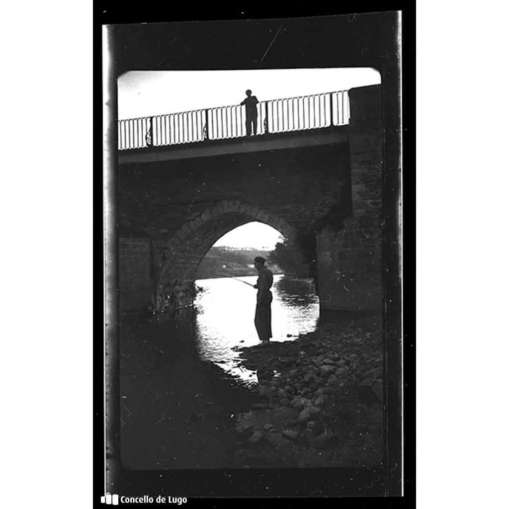 Paisaxe do Río Miño. Vista dun arco da Ponte Vella, con pescador a contraluz