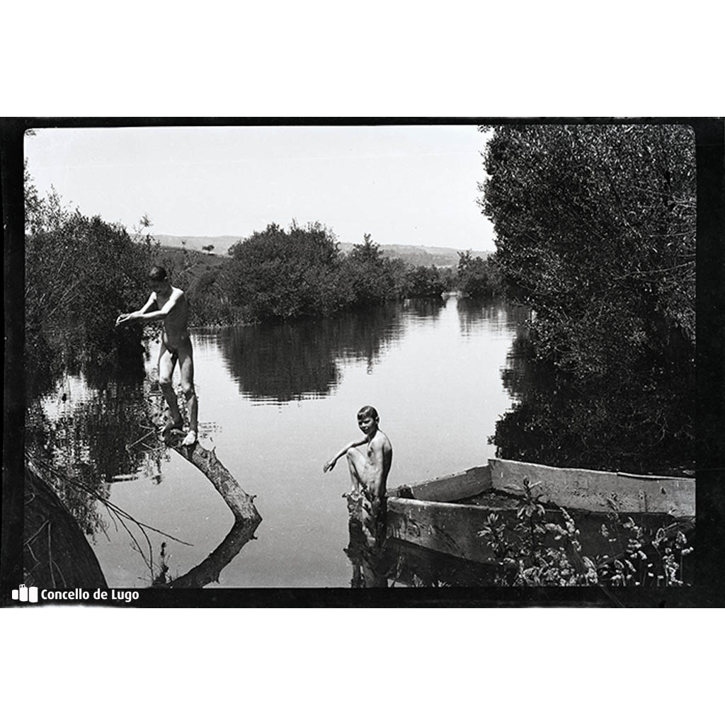 Retrato de dous nenos bañándose no río Miño. Lugo