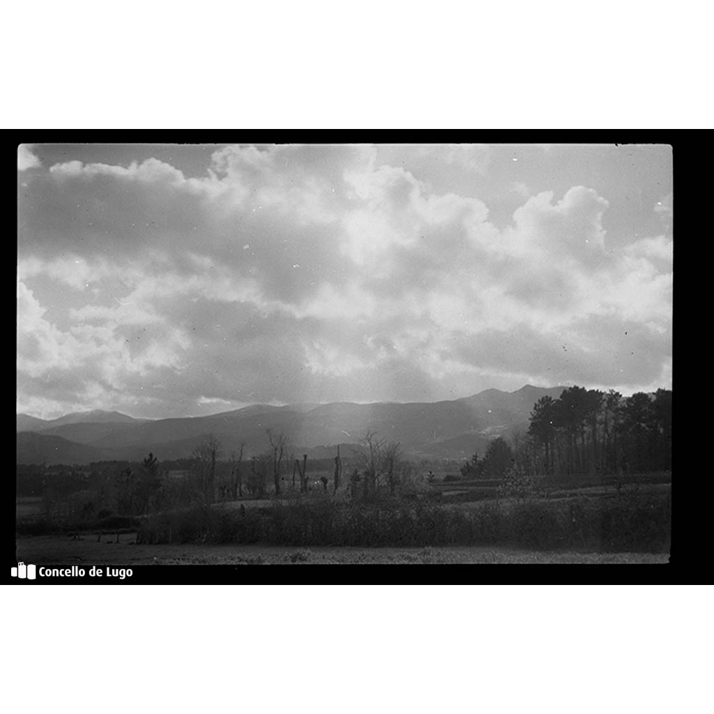 Estudo de nubes, con paisaxe, na estrada de Castro