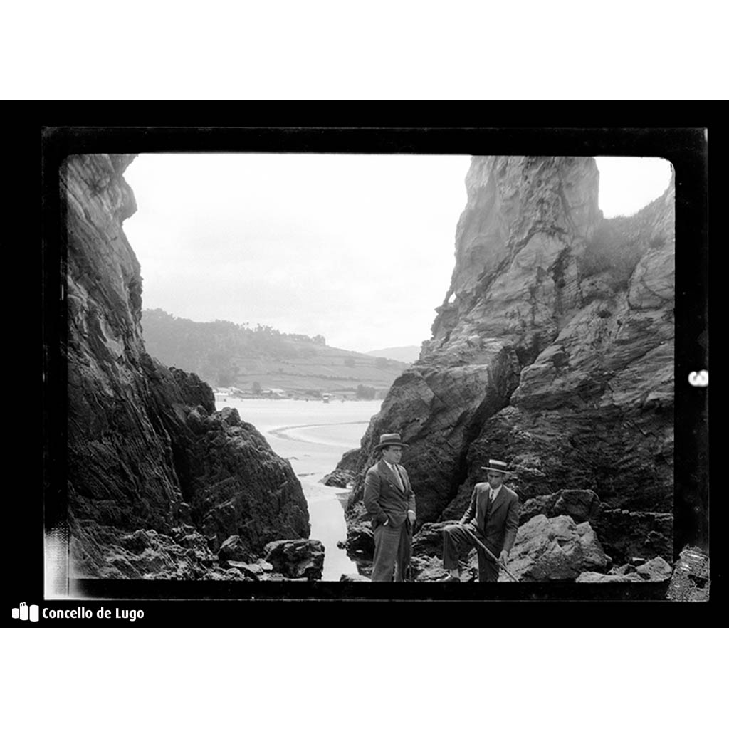 Retrato de José Calvo e Ángel Vega na praia de Covas, Viveiro