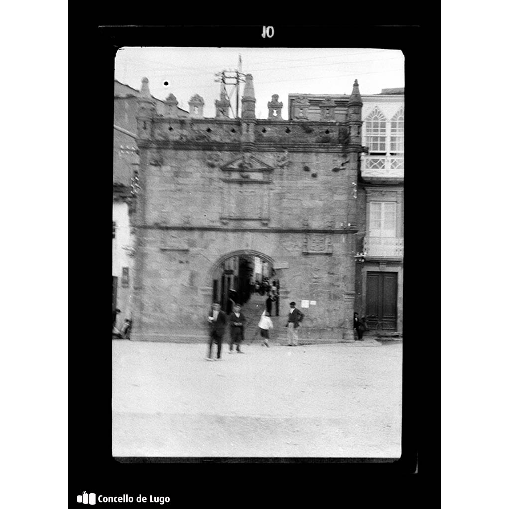 Vista da porta de Carlos V en Viveiro