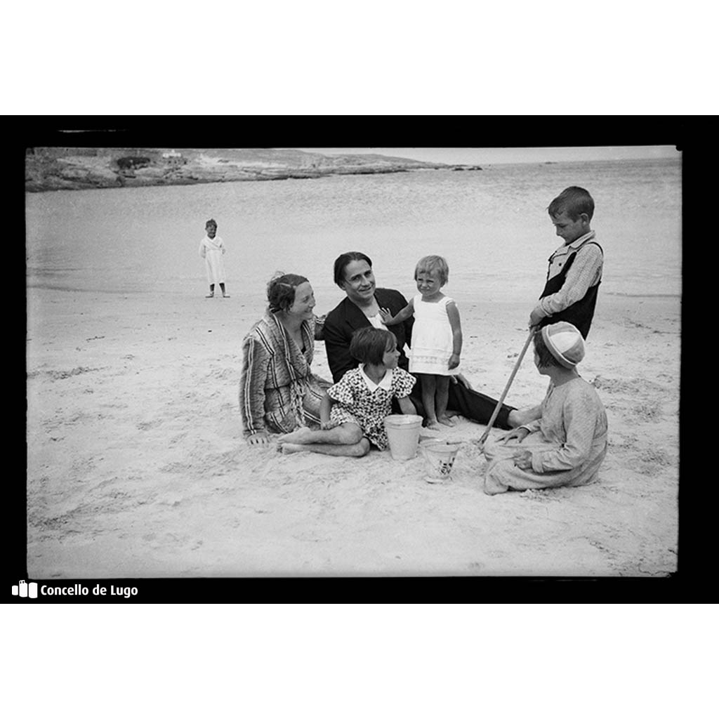 Retrato de familia na praia de San Cibrao. Cervo