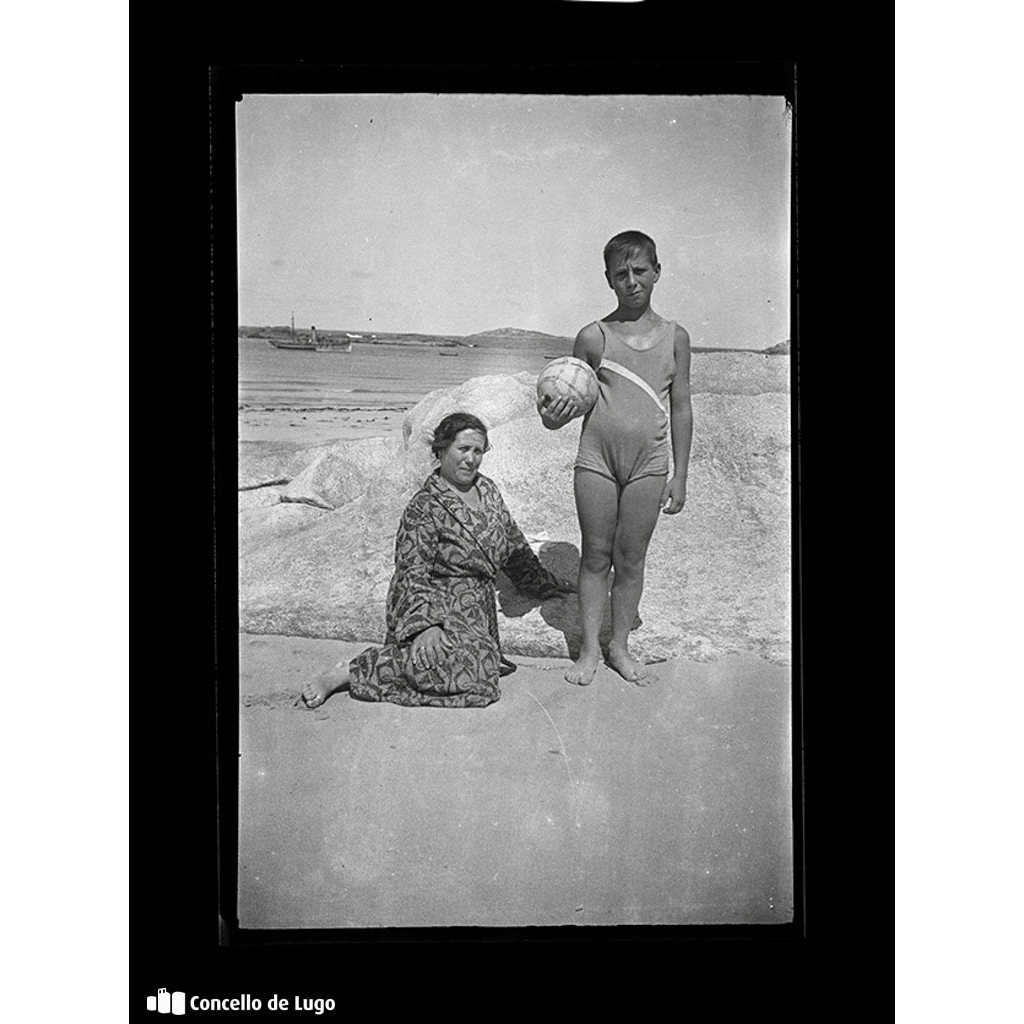 Retrato dunha muller e un neno na praia de San Cibrao. Cervo