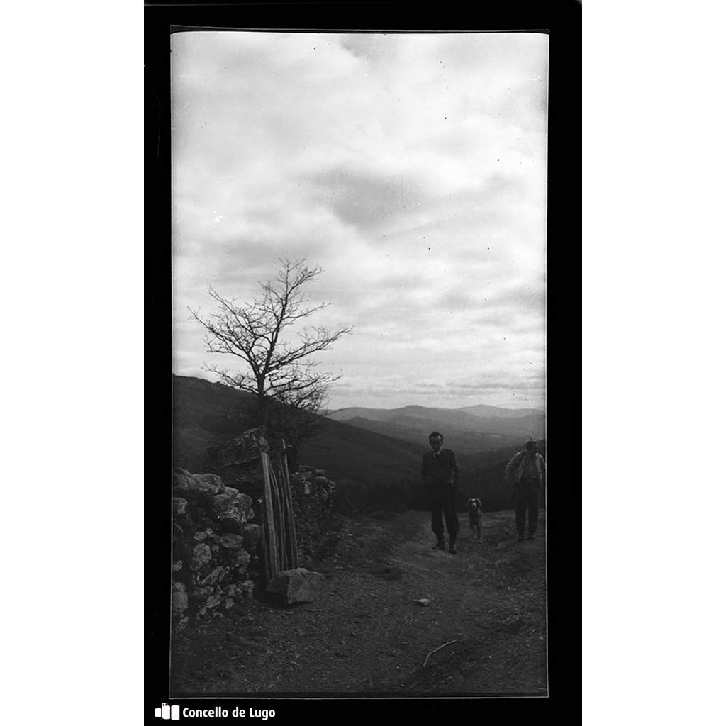 Excursión a Moscán. Retrato de dous homes e un can nun camiño