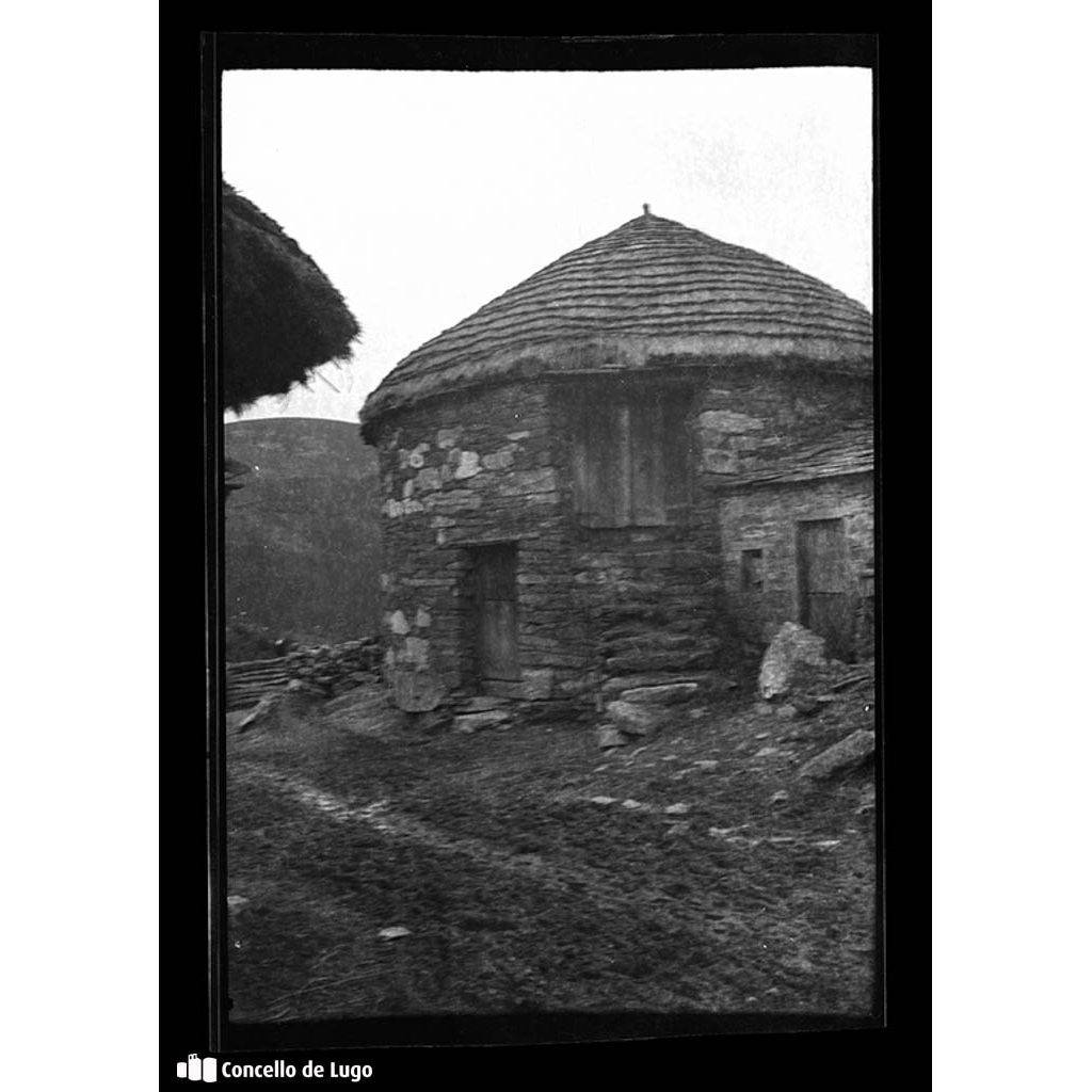 Excursión a Moscán. Vista dunha palloza