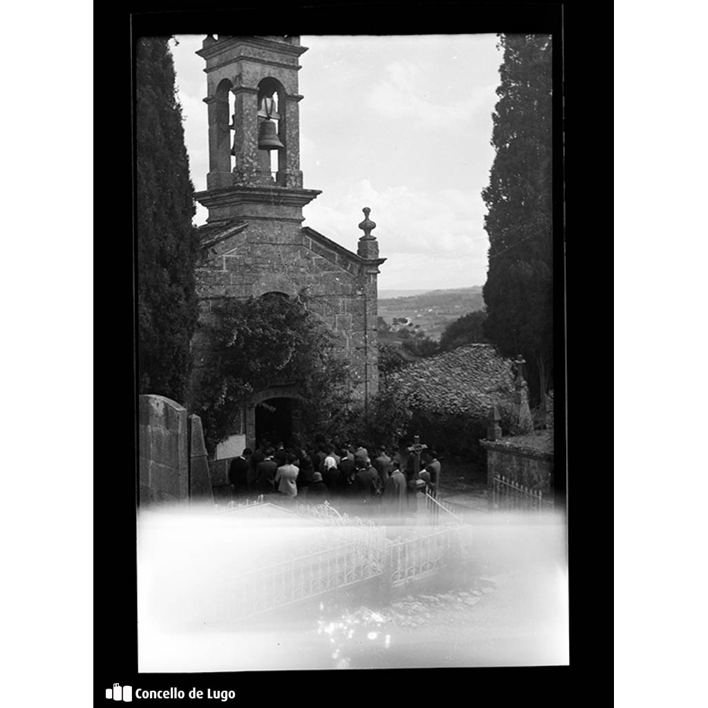 Romería de Eiré. Entrada dos romeiros na igrexa