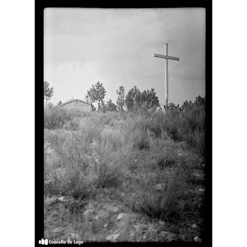 Romería de Eiré. Vista da capela e cruz