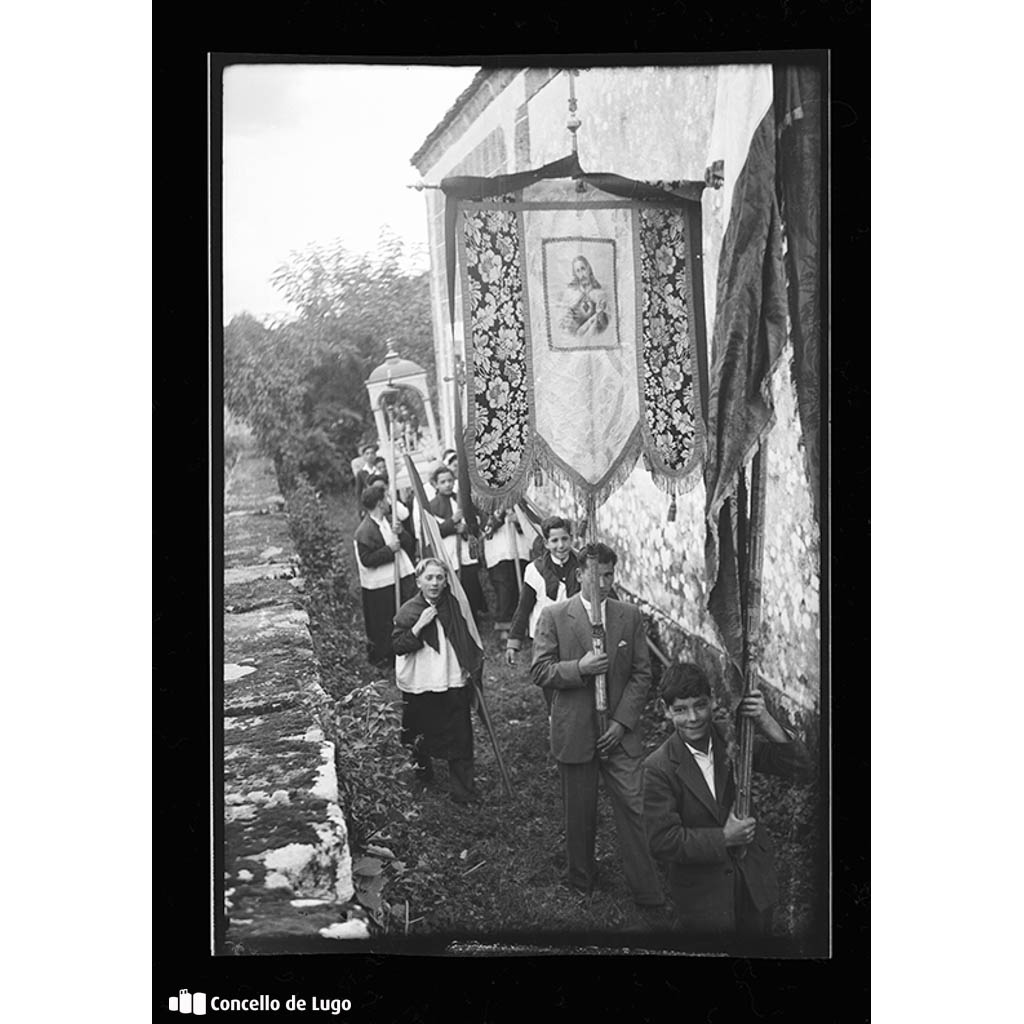 Romería de Eiré. Procesión o redor da igrexa