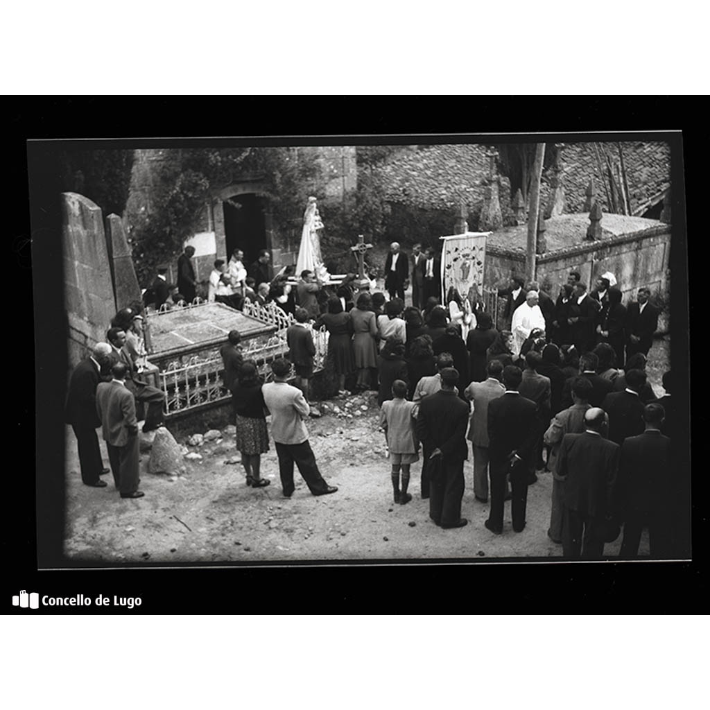 Romería de Eiré. Saída en procesión da igrexa