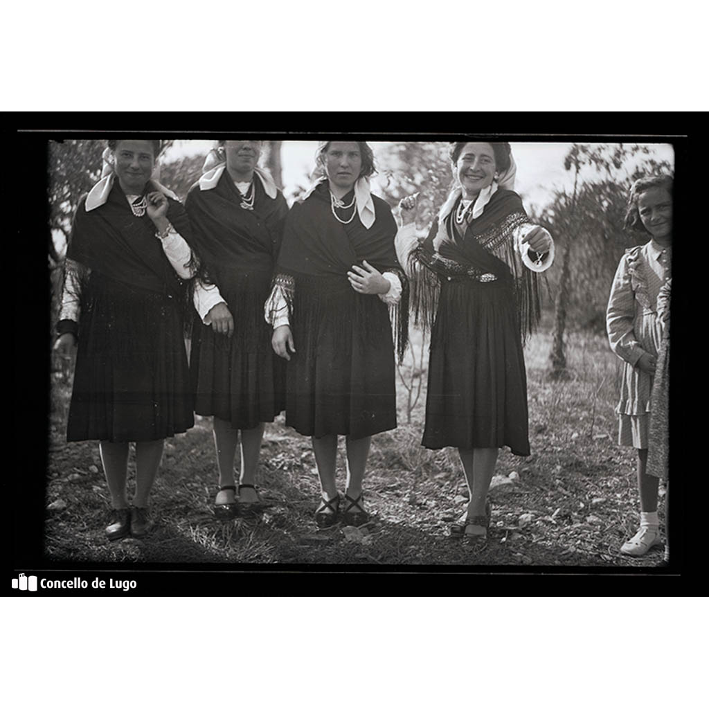 Romería de Eiré. Retrato de catro mulleres con mantón de festa