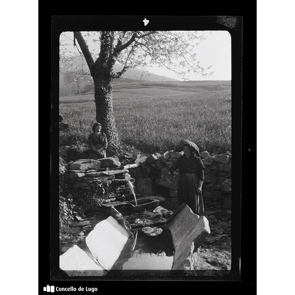 Retrato de dúas mulleres nun lavadoiro no lugar de Pedrido, Mondoñedo