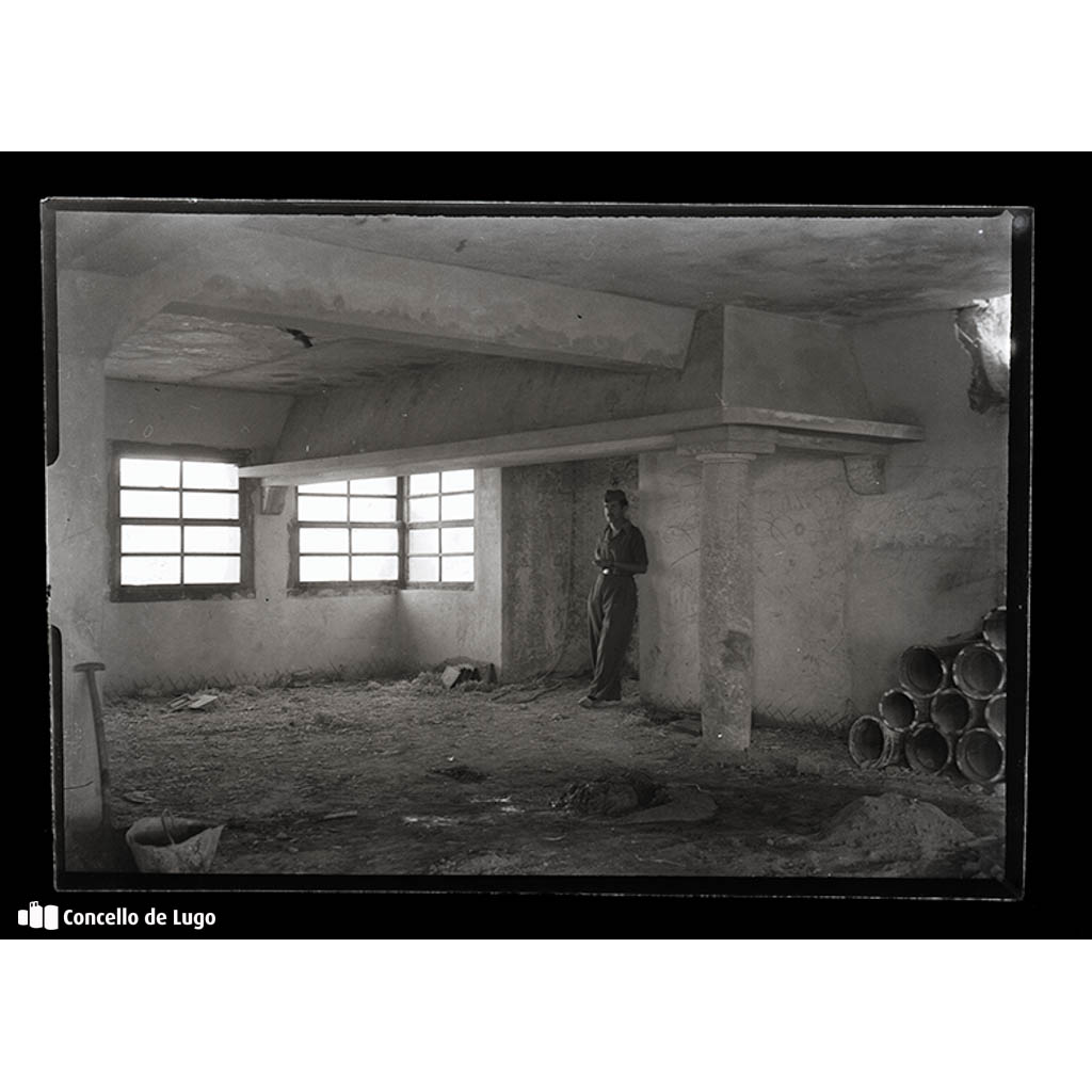 Vista interior do edificio dun albergue en construción