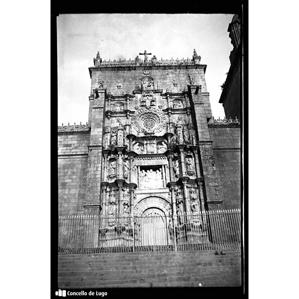 Vista da fachada da igrexa Santa María a Maior. Pontevedra