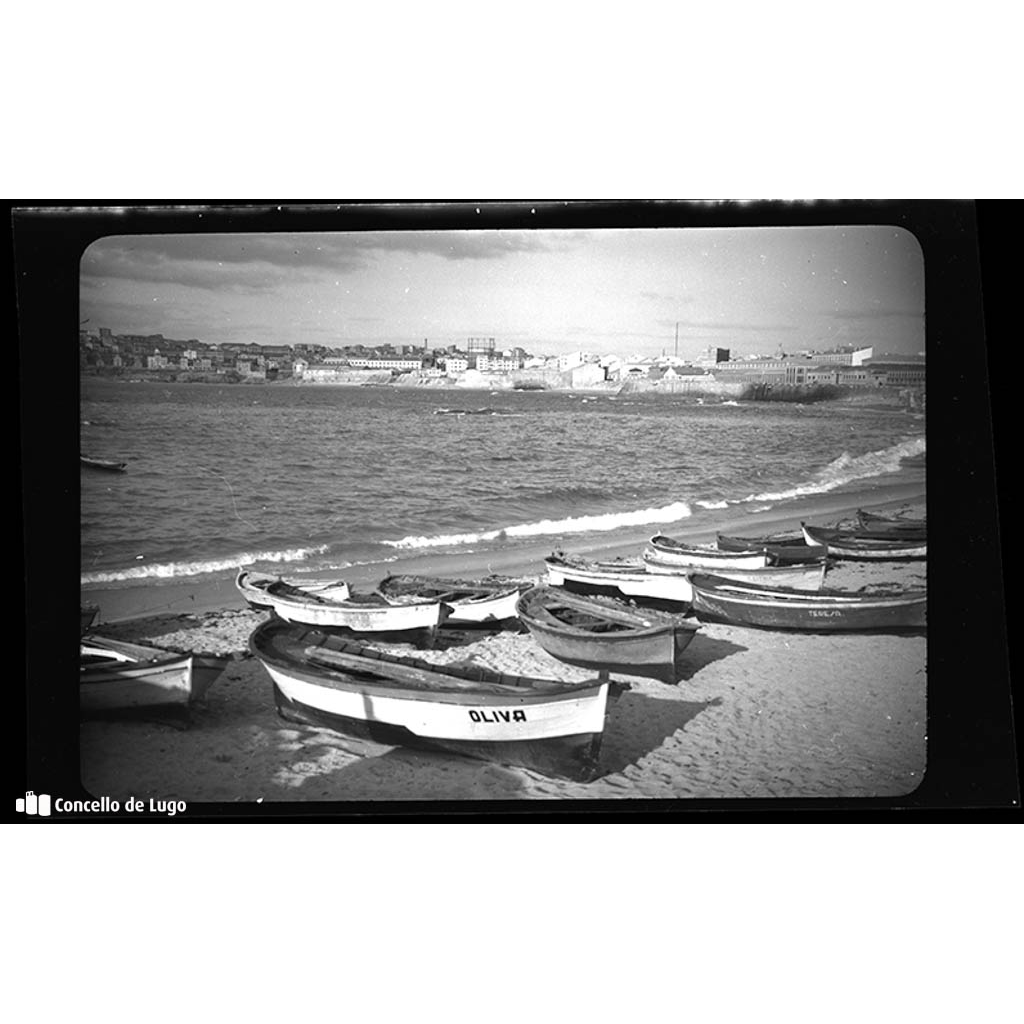 A Coruña. Lanchas varadas na praia