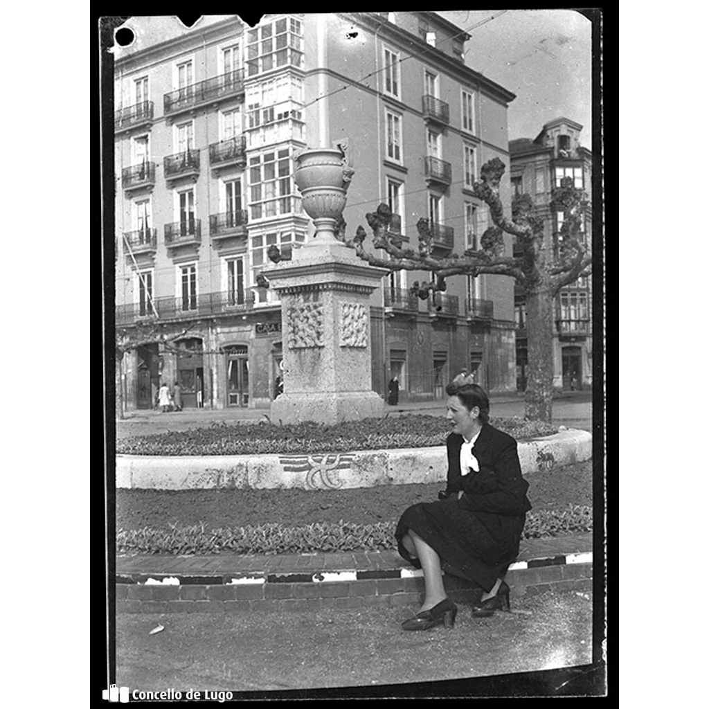 Retrato de María Real nunha praza. Cantabria