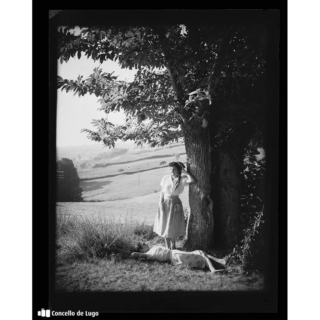 Rapazas junto a un árbol no lugar de Magoi
