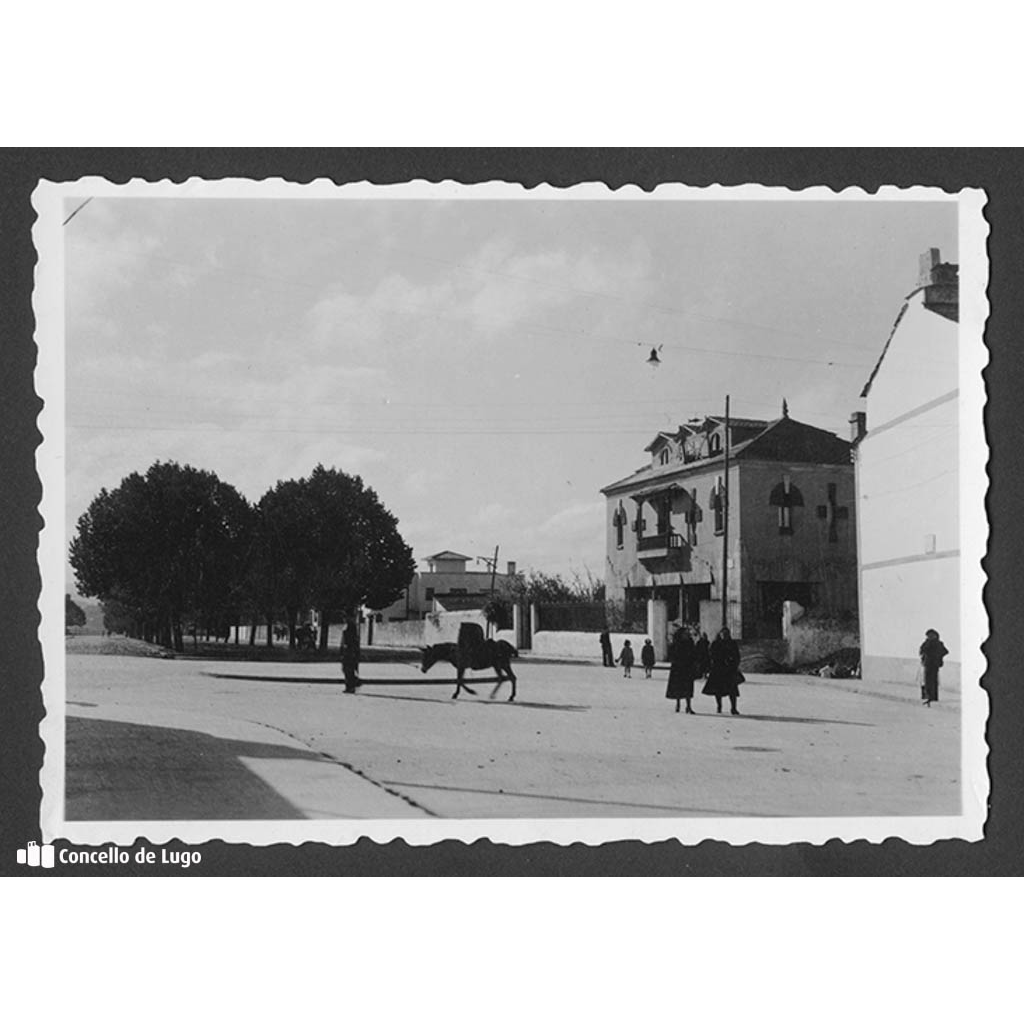 Vista da avenida de acceso ao parque Rosalía de Castro