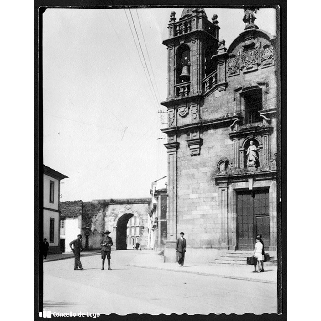 Muralla Romana de Lugo. Vista da antiga porta do Príncipe. Praza de Ferrol hacia Muralla