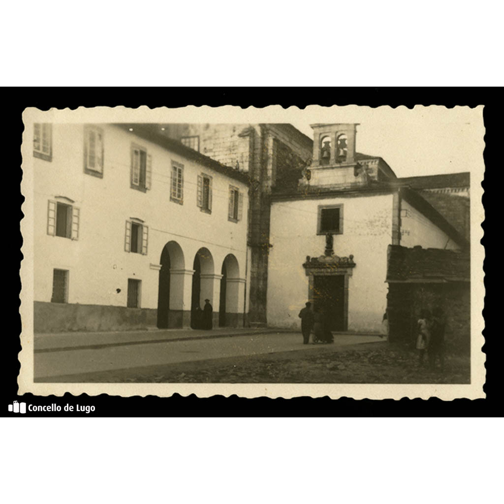 Vista da Capela da Soidade e da antiga Casa de Maternidade na praza da Soidade. Lugo