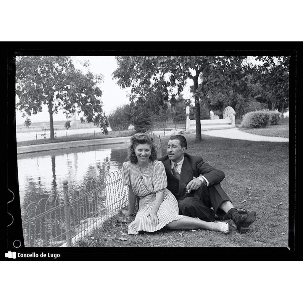 Retrato de Alfonso Valcárcel Regal e muller xunto ao estanque do Parque Rosalía de Castro