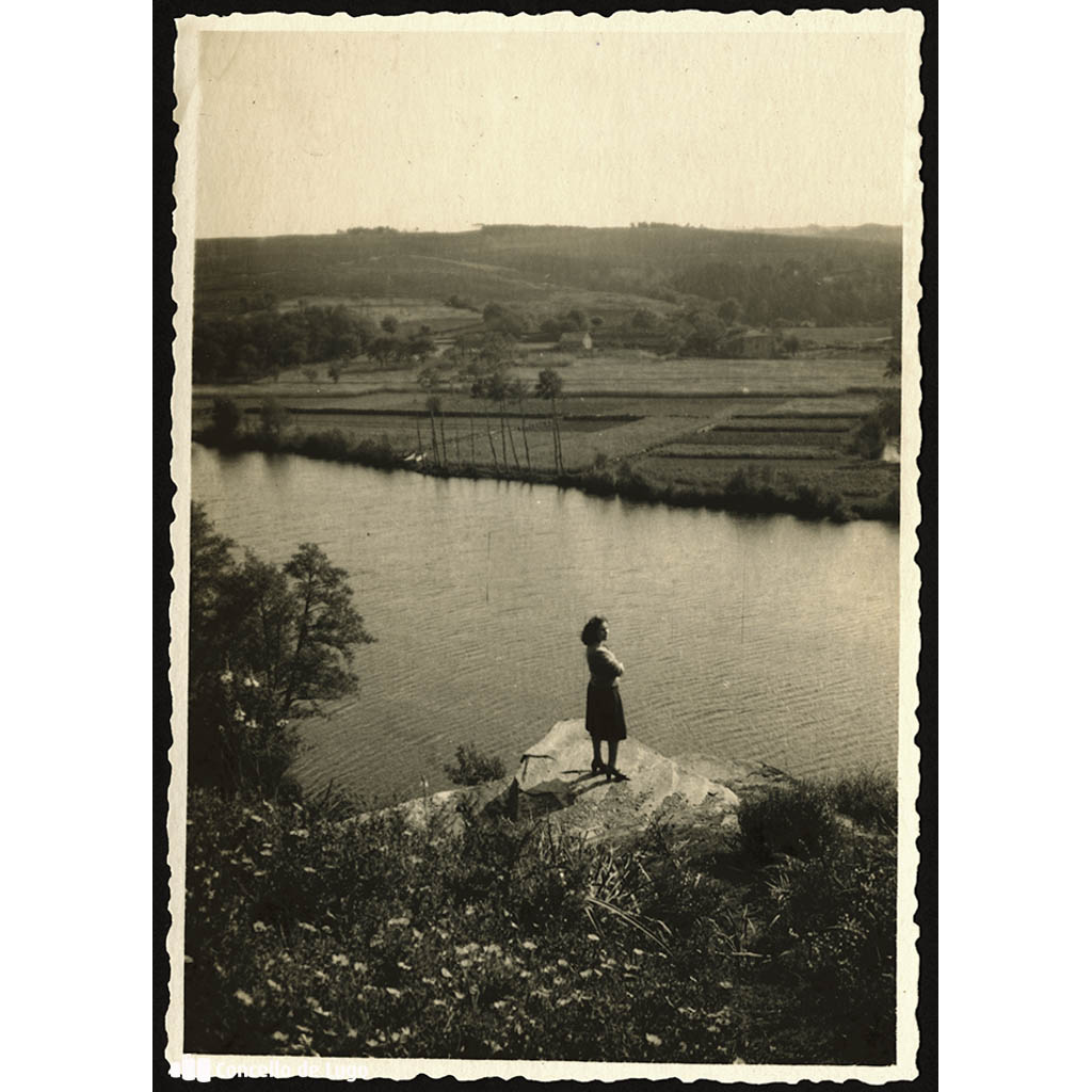 Retrato feminino na beira do río Miño