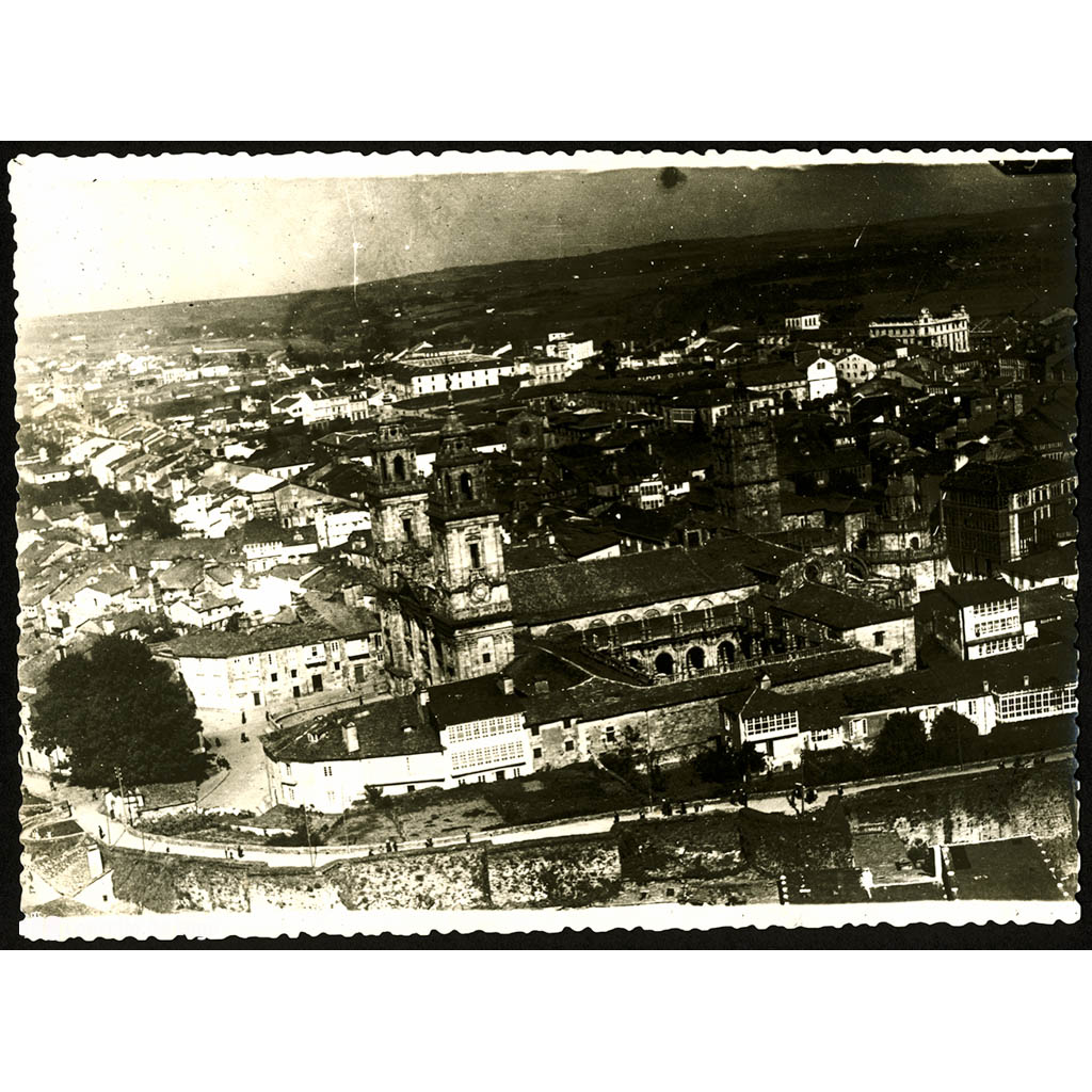 Vista aérea do recinto amurallado coa Catedral de Lugo no centro