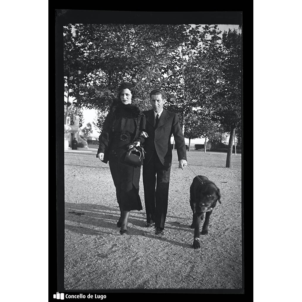 Retrato de Fausto Regal e a súa dona paseando polo Parque Rosalía de Castro