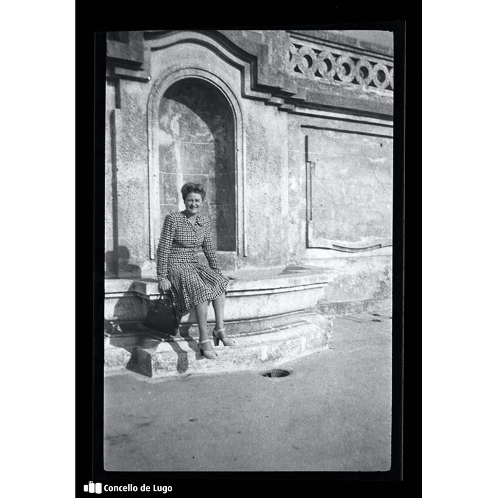 Retrato dunha muller na fonte das escaleiras do Parque Rosalía de Castro de Lugo