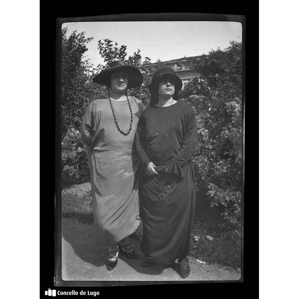 Retrato de dúas mulleres na Praza Maior de Lugo