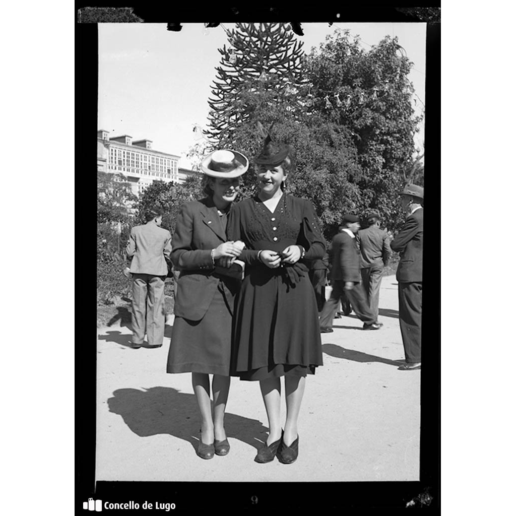 Retrato de dúas mulleres na Praza Maior de Lugo