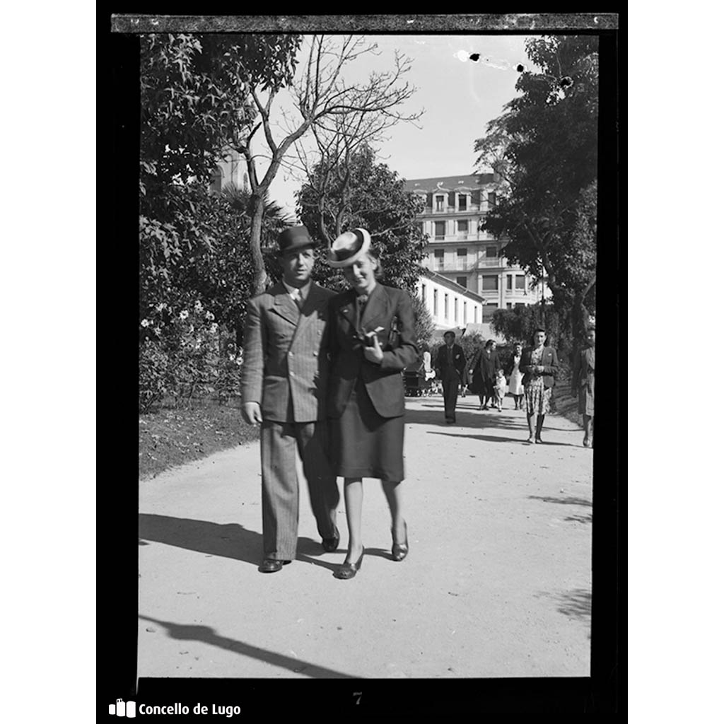 Retrato dunha parella paseando pola Praza Maior de Lugo