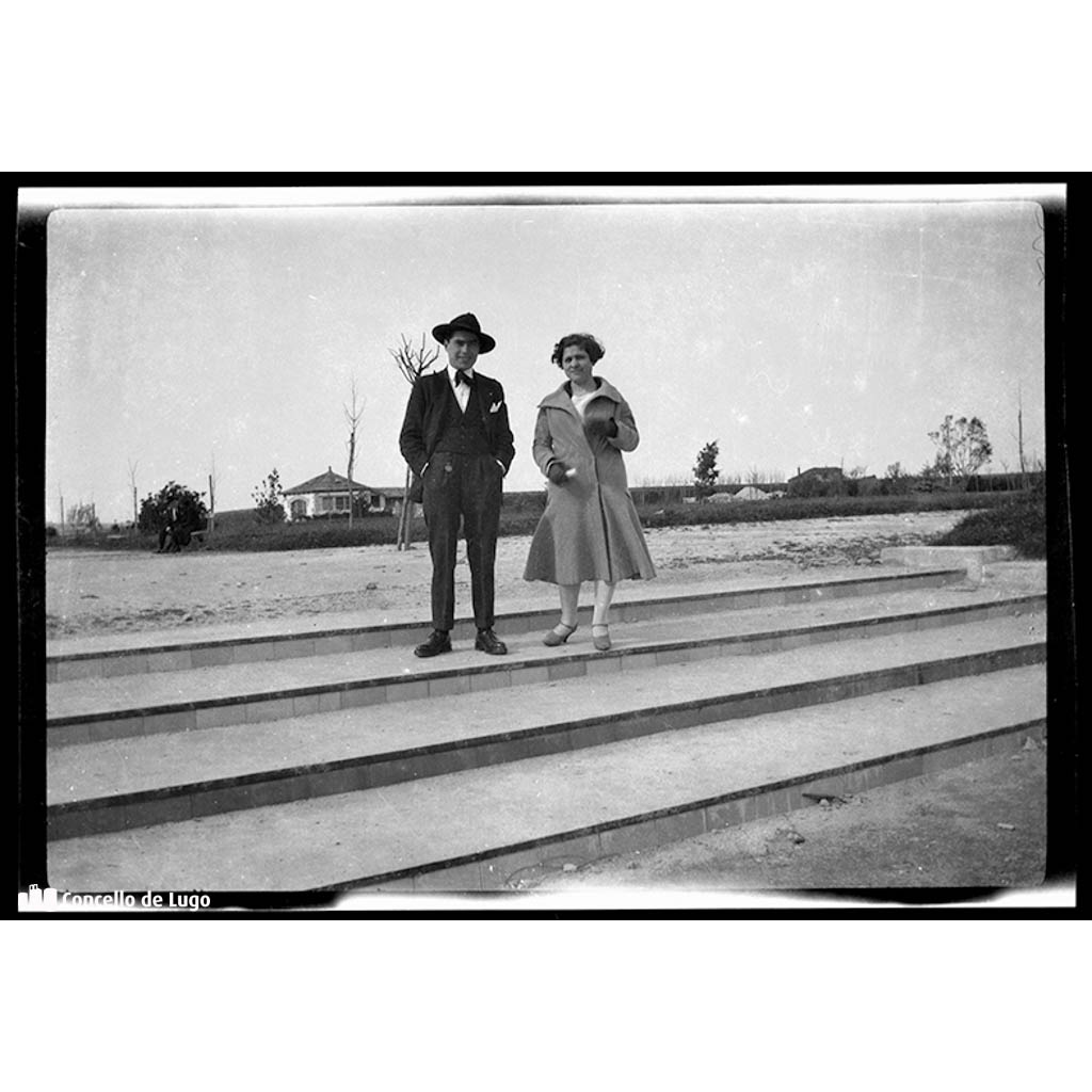 Retrato de Valentín Roldán Regal e Virtudes Real Núñez nas escaleiras do Parque Rosalía de Castro