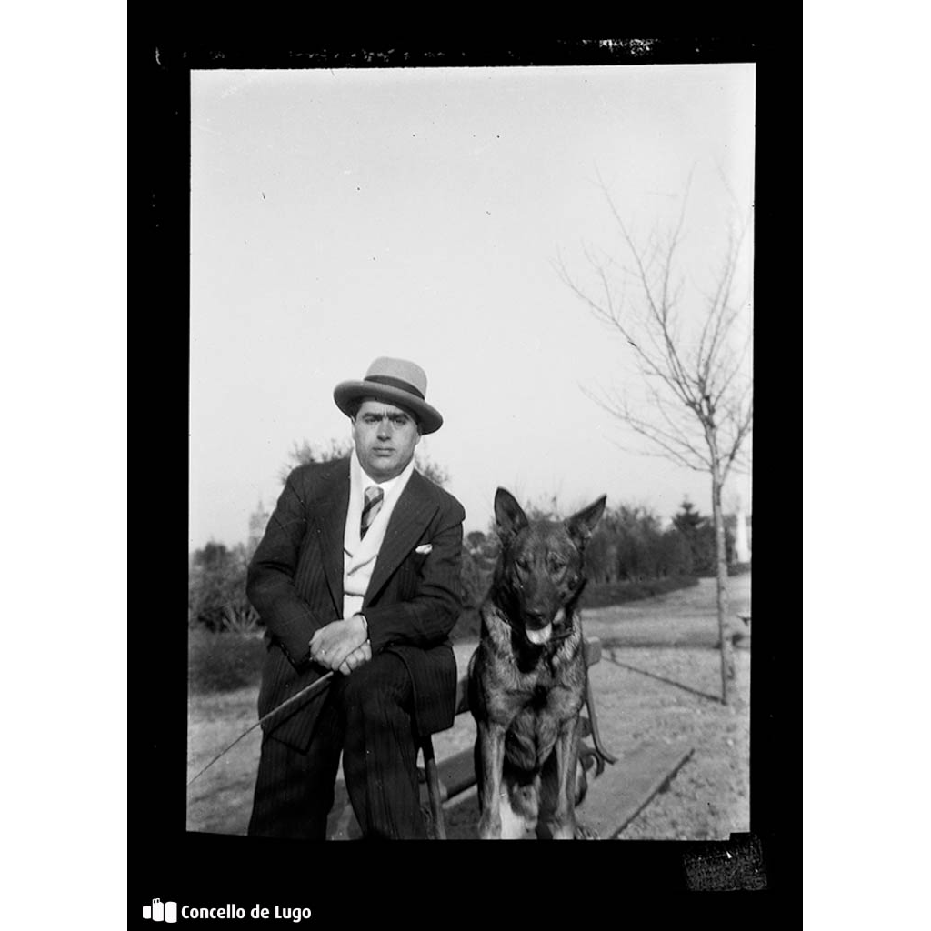Retrato de Valentín Roldán Regal cun can