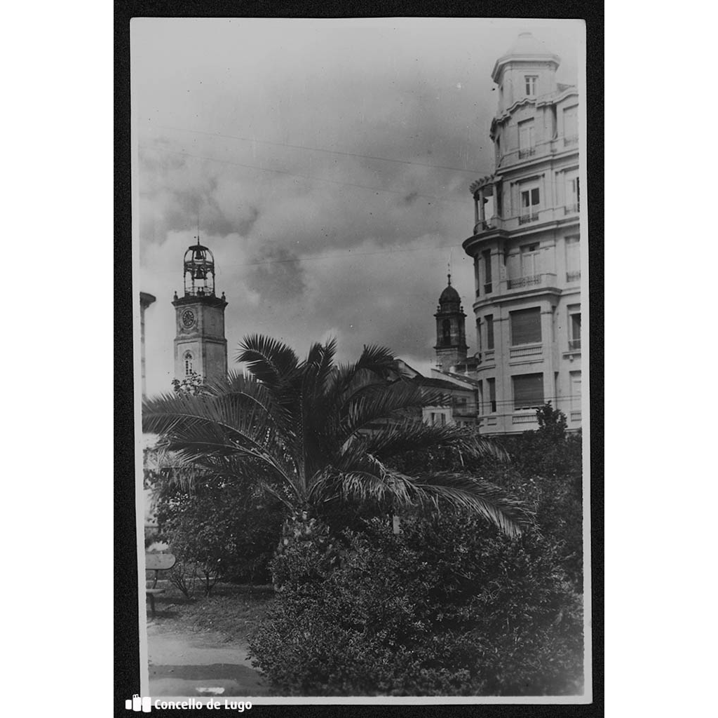 Vista dos xardins da praza do Campo Castelo coa Casa Consistorial ao fondo